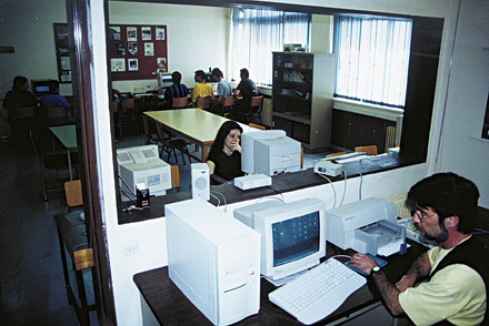 Εργαστήριο Πληροφορικής στο Ενιαίο Πολυκλαδικό Λύκειο. Πρώτος δεξιά, στον κεντρικό Η/Υ, ο εκπαιδευτικός - Α.Φερρίδης. Οι μαθητές, ο καθένας μπροστά στον υπολογιστή του, εργάζονται.